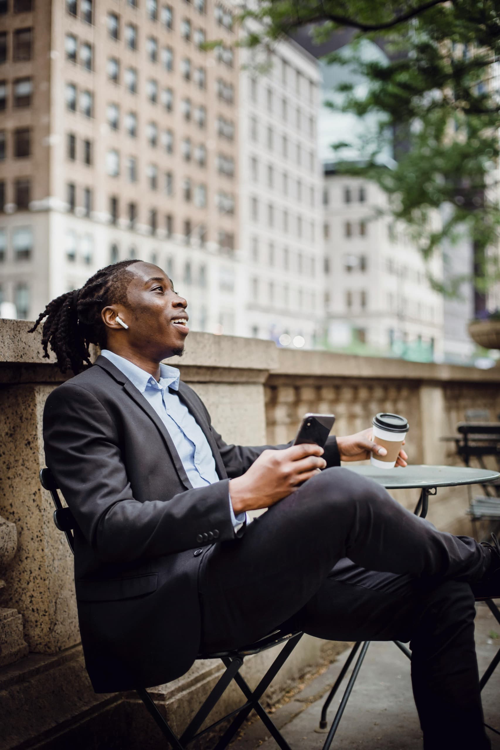 Personne utilisant la téléphonie d'entreprise moderne
