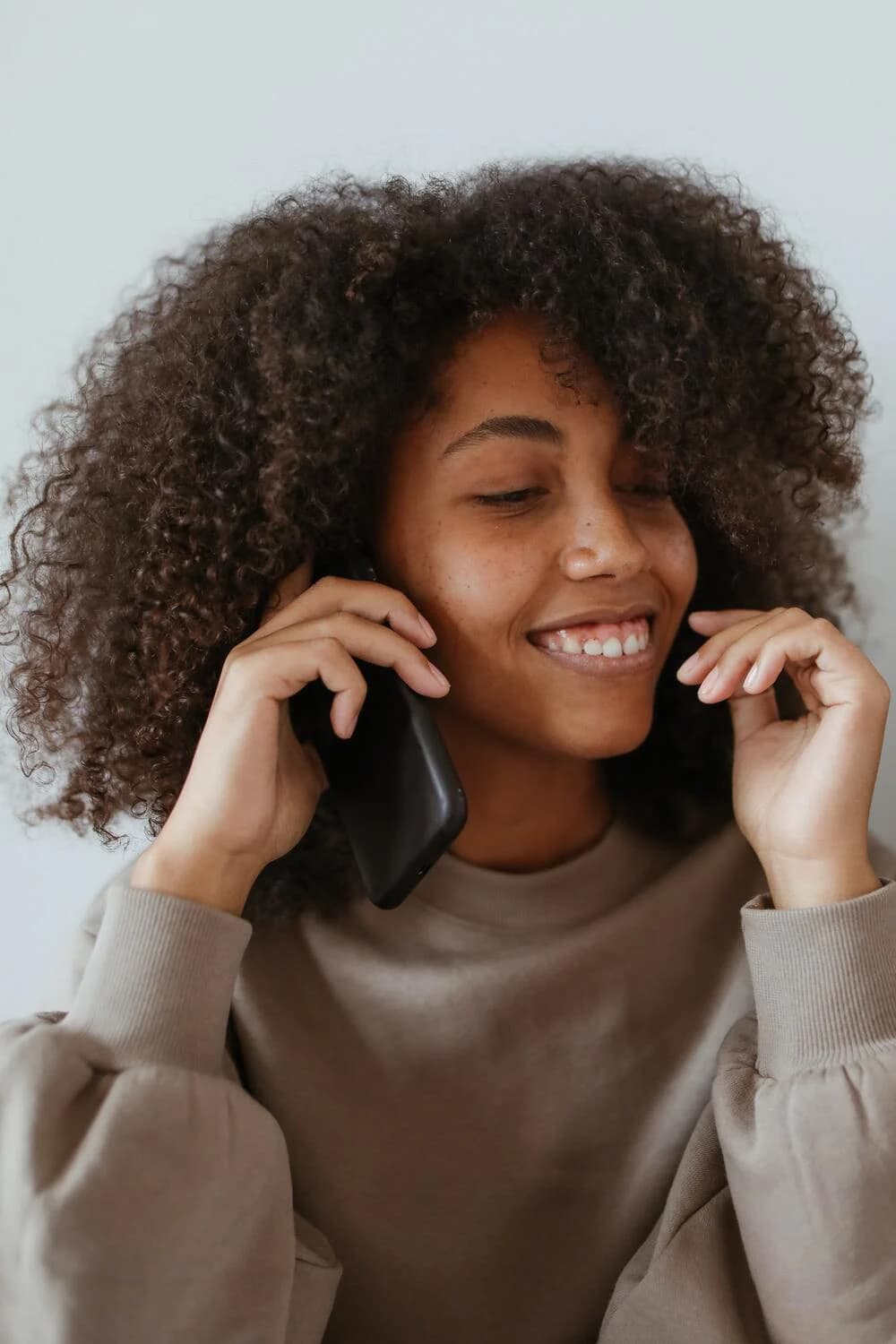 Femme souriante au téléphone - Communication d'entreprise optimisée
